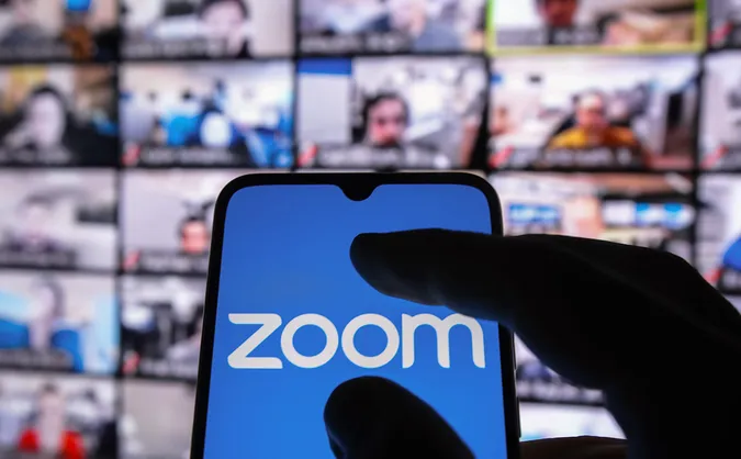 Zoom відключить користувачів із неоновленими версіями