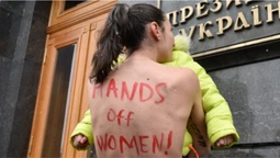 Роздягнулись догола: активістки Femen вимагали скасувати військовий облік жінок (фото)