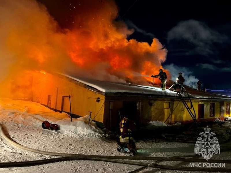У Мурманську на росії спалахнула пожежа на базі постачання (фото)