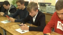 Замість зошита – мобільний, оцінка – за лайками: у київській школі вчаться зі смартфонами (відео)