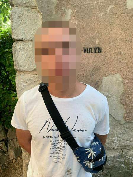 У Луцьку 19-річний хлопець з Донеччини розкидав «закладки» з наркотиками (фото)