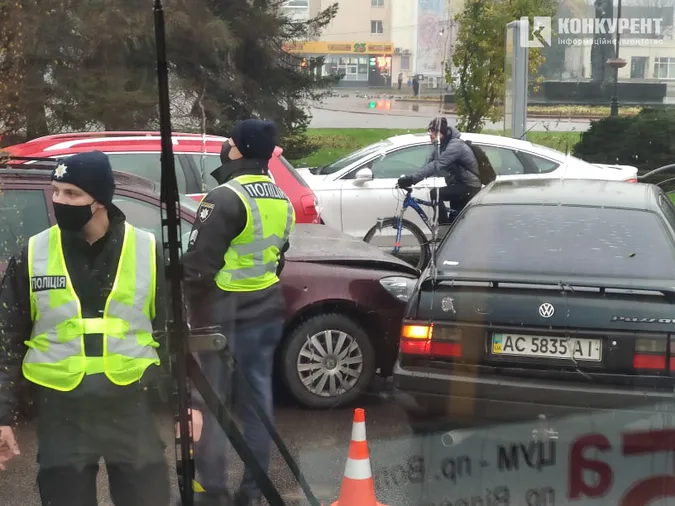 У центрі Луцька – аварія: утворився великий затор (фото)