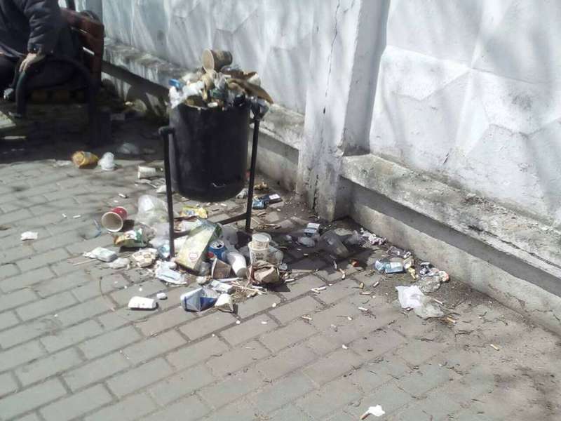 Біля Старого ринку в Луцьку – гори сміття (фото)