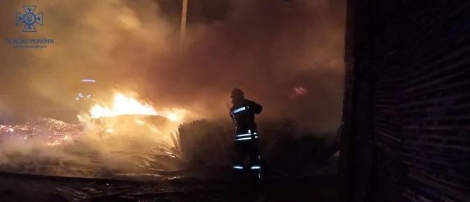 У Ковельському районі горіли деревообробні матеріали (фото)
