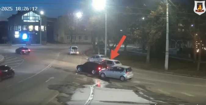 У Луцьку на кільці Chevrolet протаранив Volkswagen (відео)