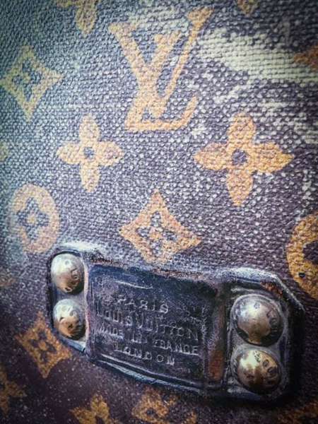 Пенсіонерка зберігала кукурудзу в скрині від Louis Vuitton за €10 тис. (фото)