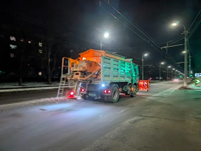 Снігу – валом: у Луцьку нарікають на нерозчищені дороги (фото)