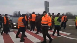 Водії перекрили дорогу біля "Ягодина" (відео)