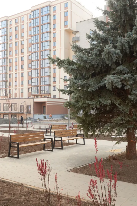 Ще тиждень: у Луцьку завершують облаштування площі перед РАЦСом (фото, відео)