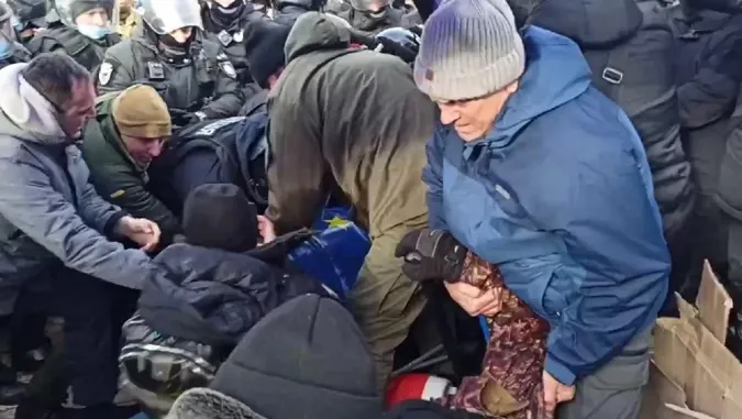 Штовханина під Печерським судом: постраждало двоє людей