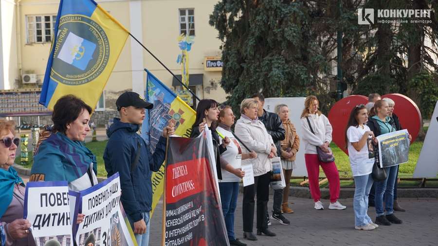 «Волю захисникам Маріуполя»: у Луцьку сім'ї полонених влаштували акцію (фото)