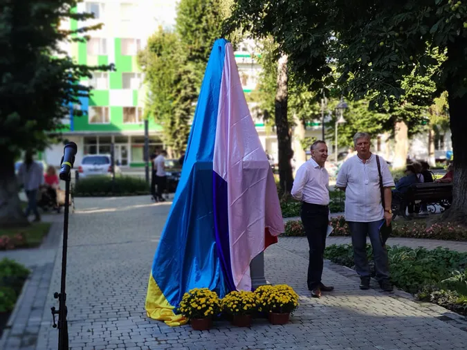 У Луцьку посол Франції в Україні відкрив пам'ятник Анні Ярославні (фото)