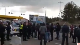 Українці заблокували рух у "Ягодині": не хочуть йти на обсервацію (відео)