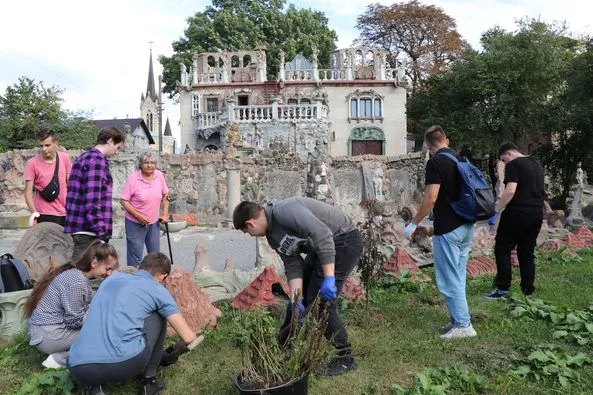 У Луцьку навели лад біля будинку скульптора Голованя (фото)