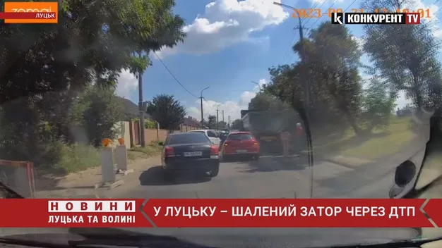 Рух ускладнений: у Луцьку зіткнулися вантажівка і легковик (відео)