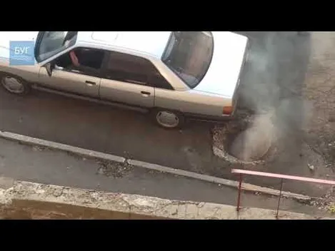 На Волині машина провалилася в аварійний люк (відео)