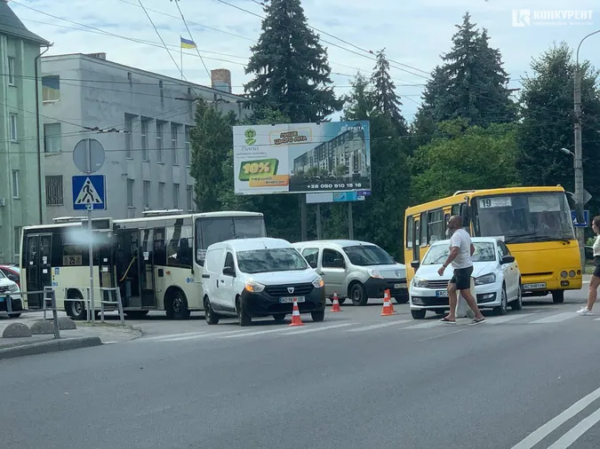 У Луцьку на Ковельській зіткнулися маршрутка та легковик (фото)
