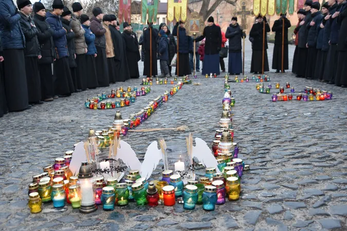 Пам'ятаємо: Луцьк вшанував жертв Голодоморів (фото)