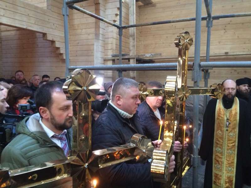 У Волновасі освятили хрести на храм, який допомагали зводити лучани (фото)