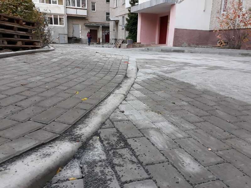 У Луцьку завершується ремонт прибудинкової території на Соборності (фото)