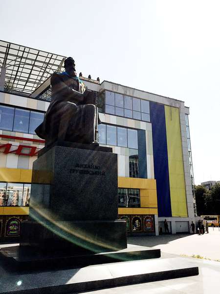 На фасаді «Променя» встановили велетенський прапор України (фото, відео)