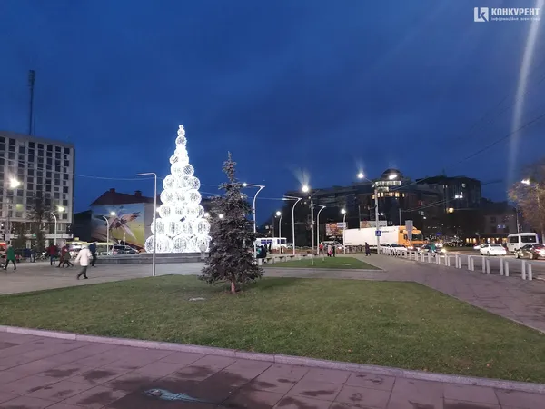 Біля «Променя» горить 14-метрова ялинка з куль (фото)