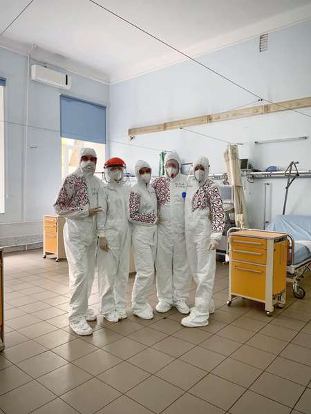 Львівські медики розмалювали вишивкою свої костюми індивідуального захисту (фото)