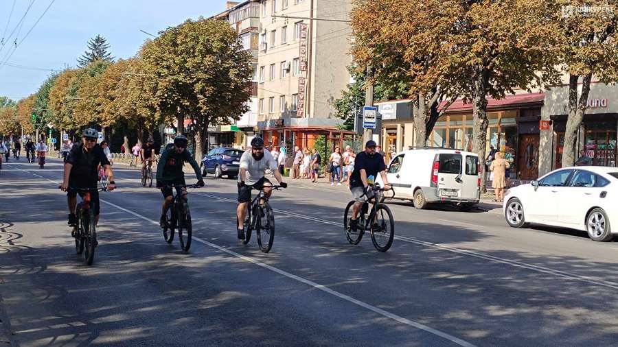З байкерами і поліцією: у Луцьку – велопробіг у вишиванках (фото, відео)