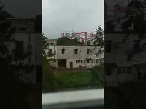 У Луцьку будівля під загрозою пожежі: на даху – електричні «фейєрверки» (відео)