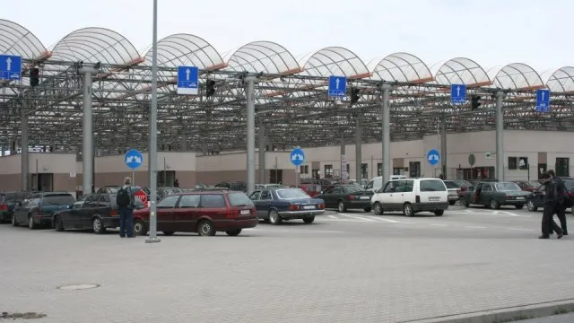 Автівки з Устилуга хочуть направляти на Угринів