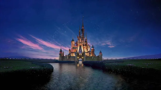 Чоловікам систематично платять більше: на компанію Disney подали до суду