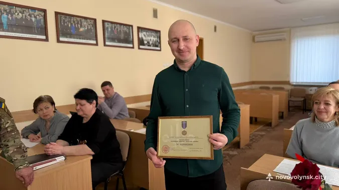 У Нововолинській громаді нагородили захисника Володимира Оливу, який мав поранення (фото)