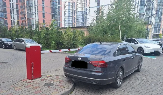 У Луцьку біля вокзалу розумник на «фольці» заблокував виїзд