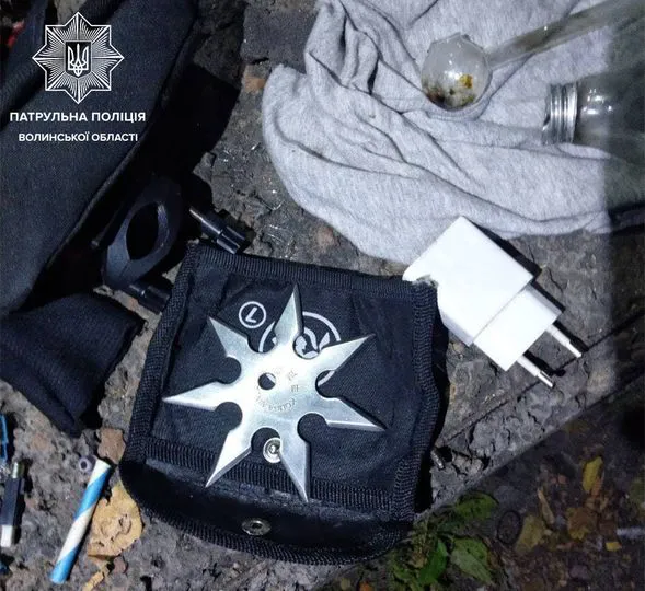 З наркотиками і сюрикеном: у Луцьку помітили підозрілу компанію (фото)