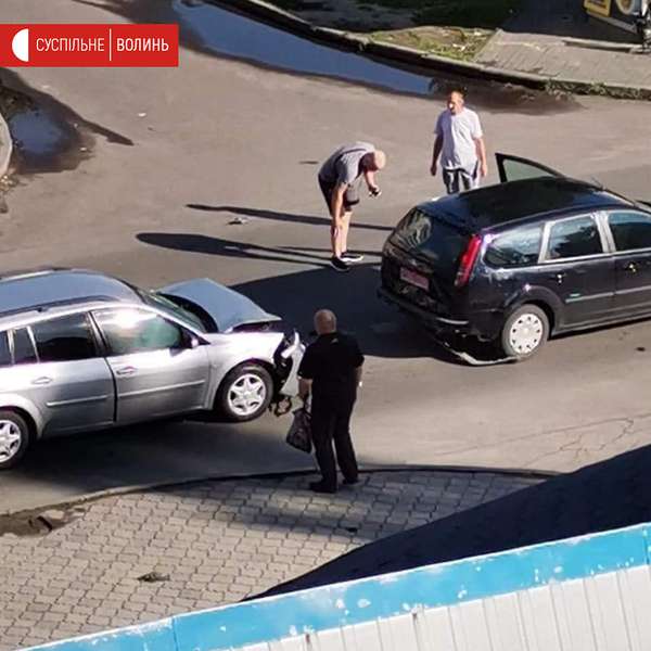 На перехресті Кравчука-Гордіюк – аварія: зіткнулися чотири автівки (фото)