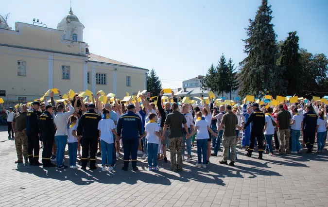 У Луцьку рятувальники долучилися до акції «Українська вишиванка» (фото з дрона)
