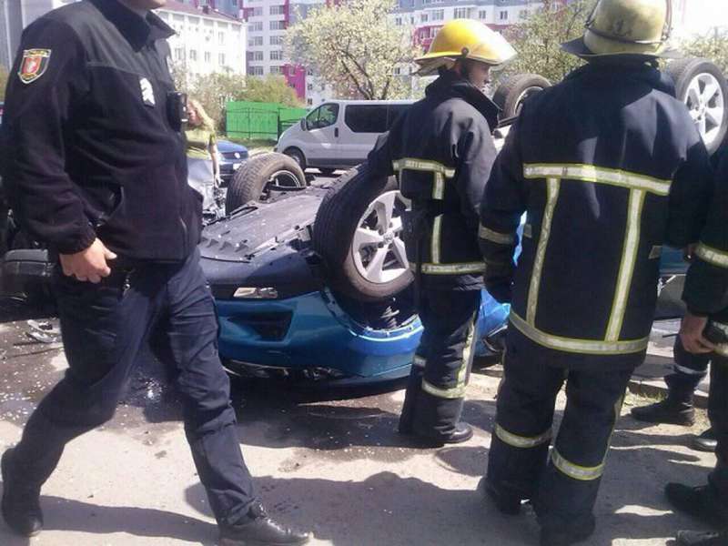 Перевернутий автомобіль: у Луцьку сталася аварія (фото, оновлено)