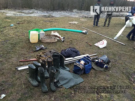На Волині затримали шістьох бурштинокопачів із Луцька та району