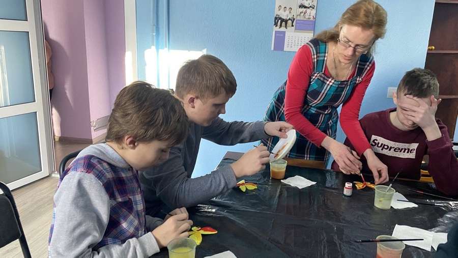 Для дітей з аутизмом та їхніх батьків: у Луцьку проводять арттерапевтичні заняття (фото, відео)