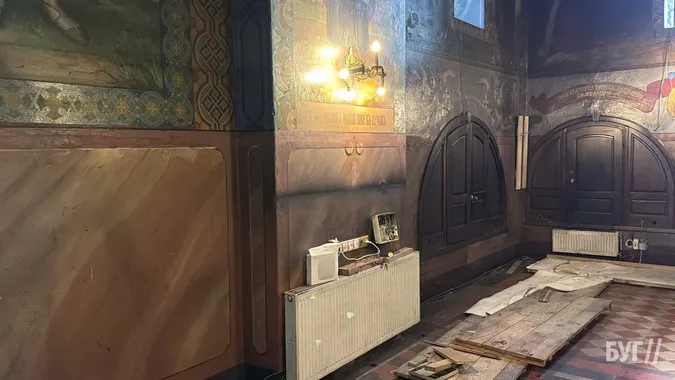 Пляшки з алкоголю, пліснява і безлад: що лишилося після московських попів в Успенському соборі у Володимирі (фото)
