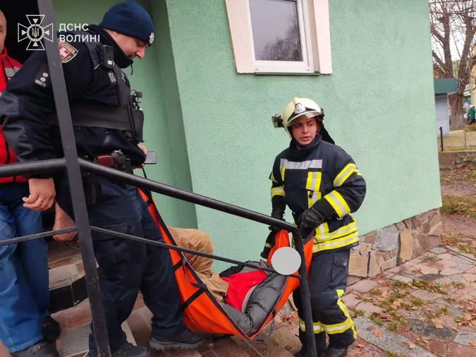 4 дні не виходив на зв'язок: на Волині врятували чоловіка, який був непритомний у квартирі (фото)