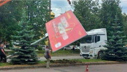 Власники не платять місту: у Луцьку демонтували кілька рекламних бордів (відео)