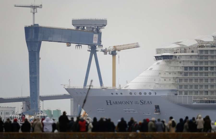 У Франції випробовують найбільший у світі круїзний лайнер, 70-метрової висоти