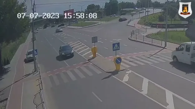 На виїзді з Луцька легковик протаранив паркан (відео)