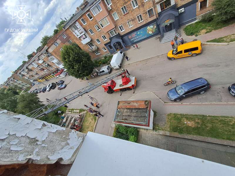 Евакуювали 15 людей: у Нововолинську горіла квартира (фото)