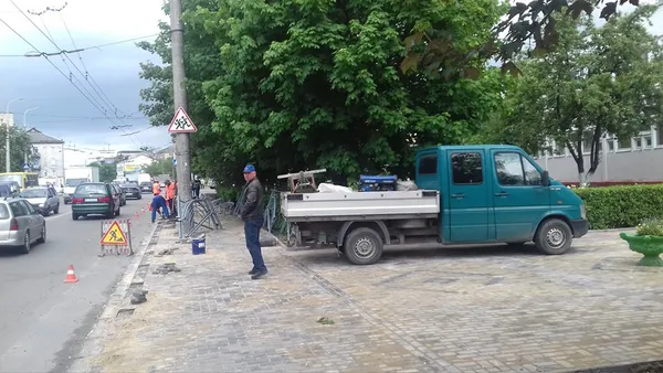 На вулиці Глушець у Луцьку встановлюють огорожу (фото)