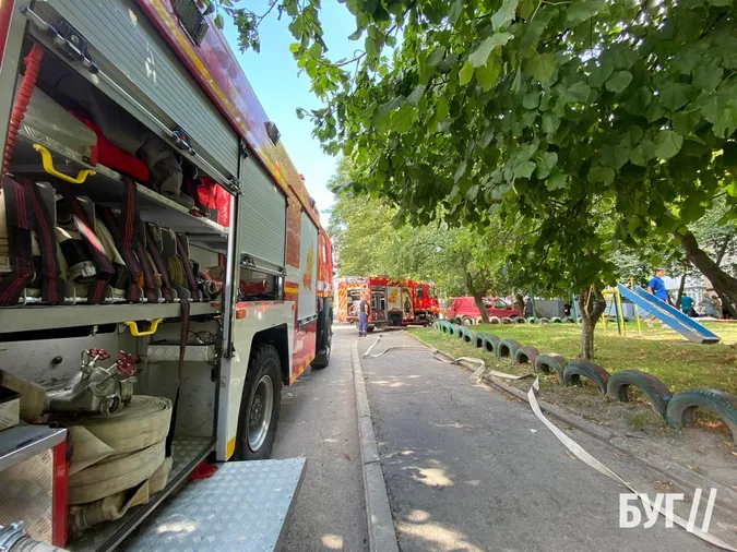 Рятувальники не встигли: волиняни самотужки згасили пожежу в п'ятиповерхівці (фото)