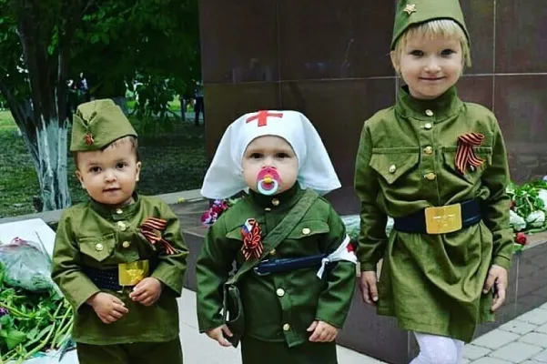 На росії у дитсадках вихователі «тренують» дітей до святкування 9 травня (відео)