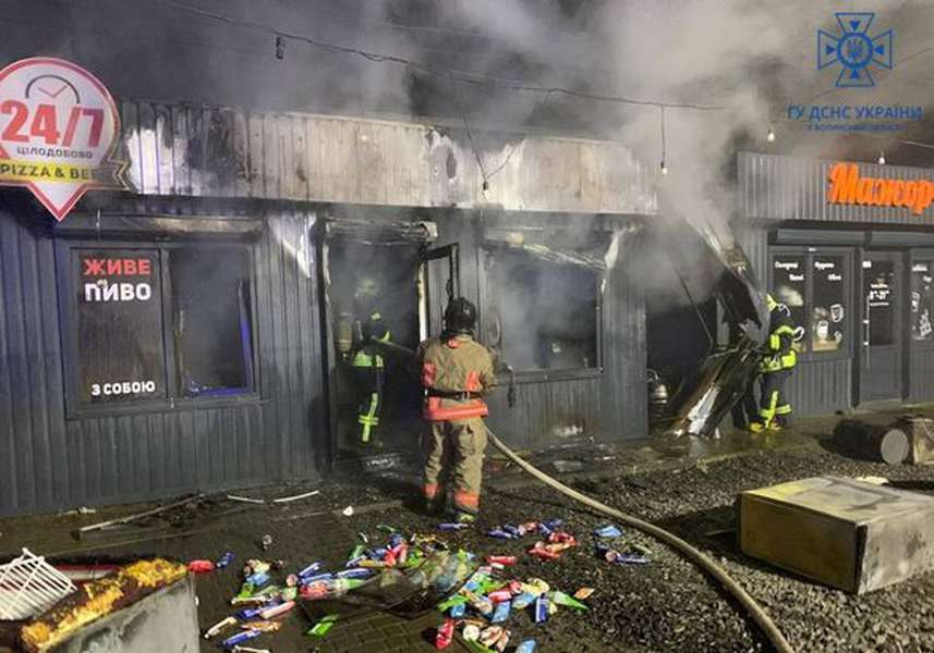 У Струмівці загорівся пивний магазин (фото, відео)