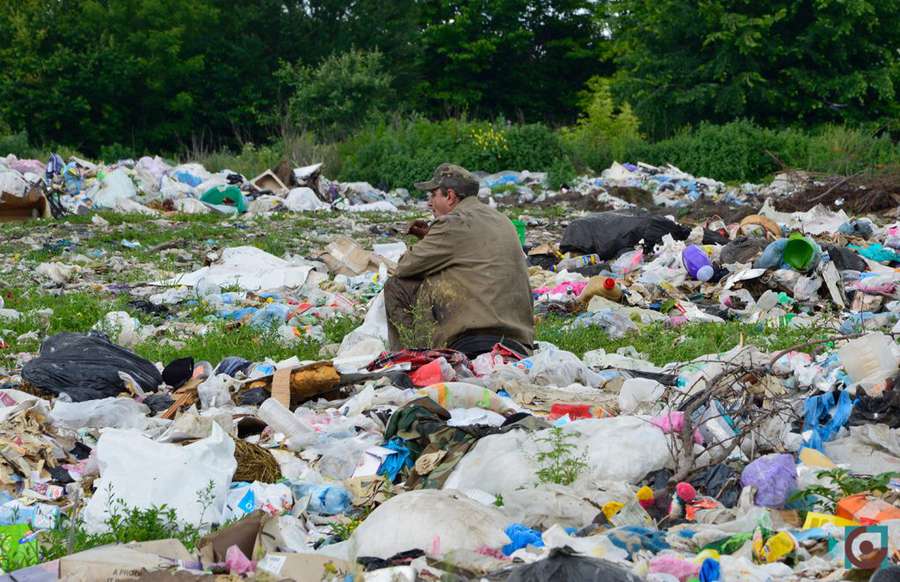 У Горохівському районі громади не можуть дійти згоди і викидають сміття в поле (фото відео)